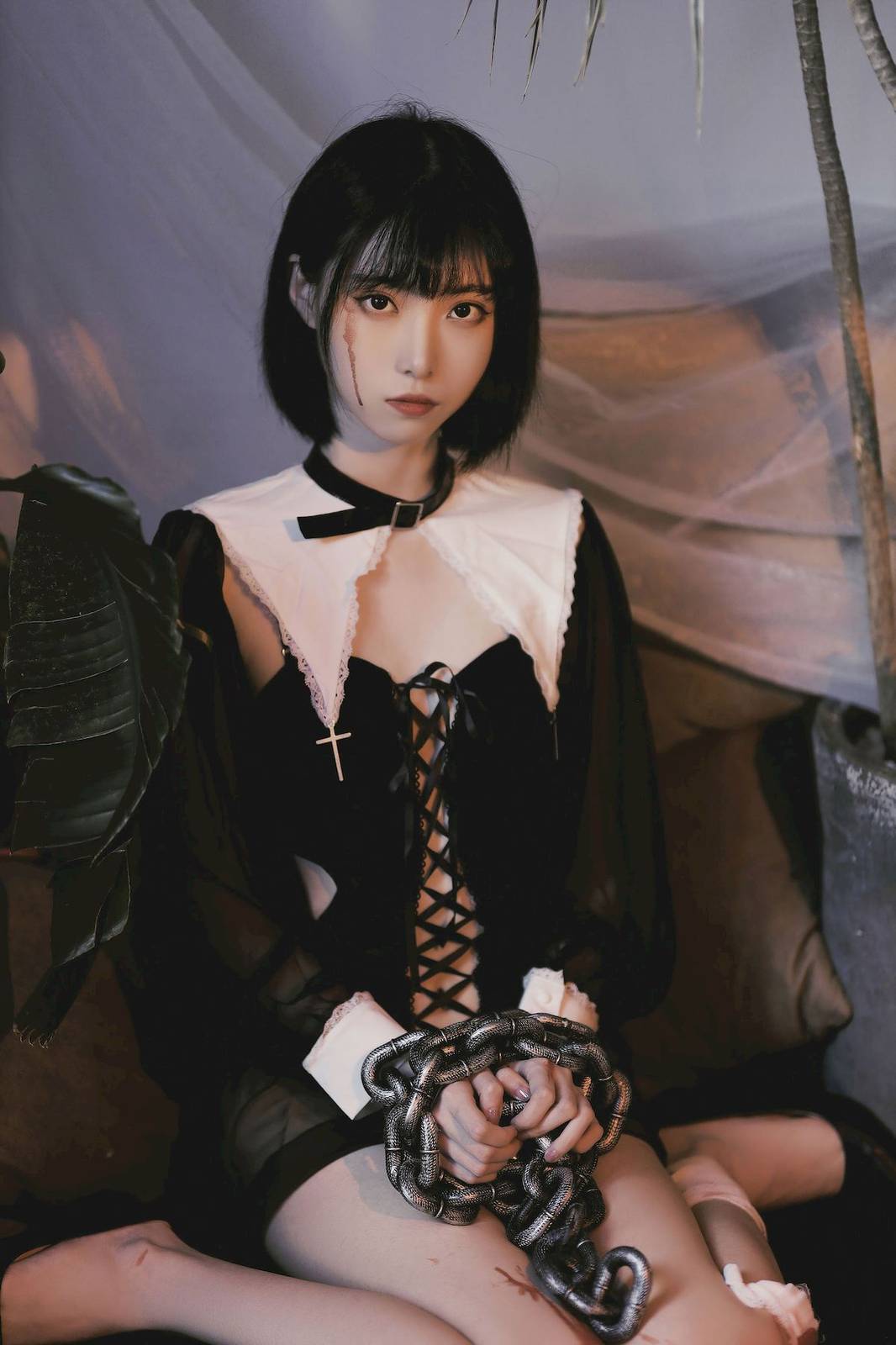 短发美女许岚LAN黑白修士服饰受伤怜惜主题写真-26