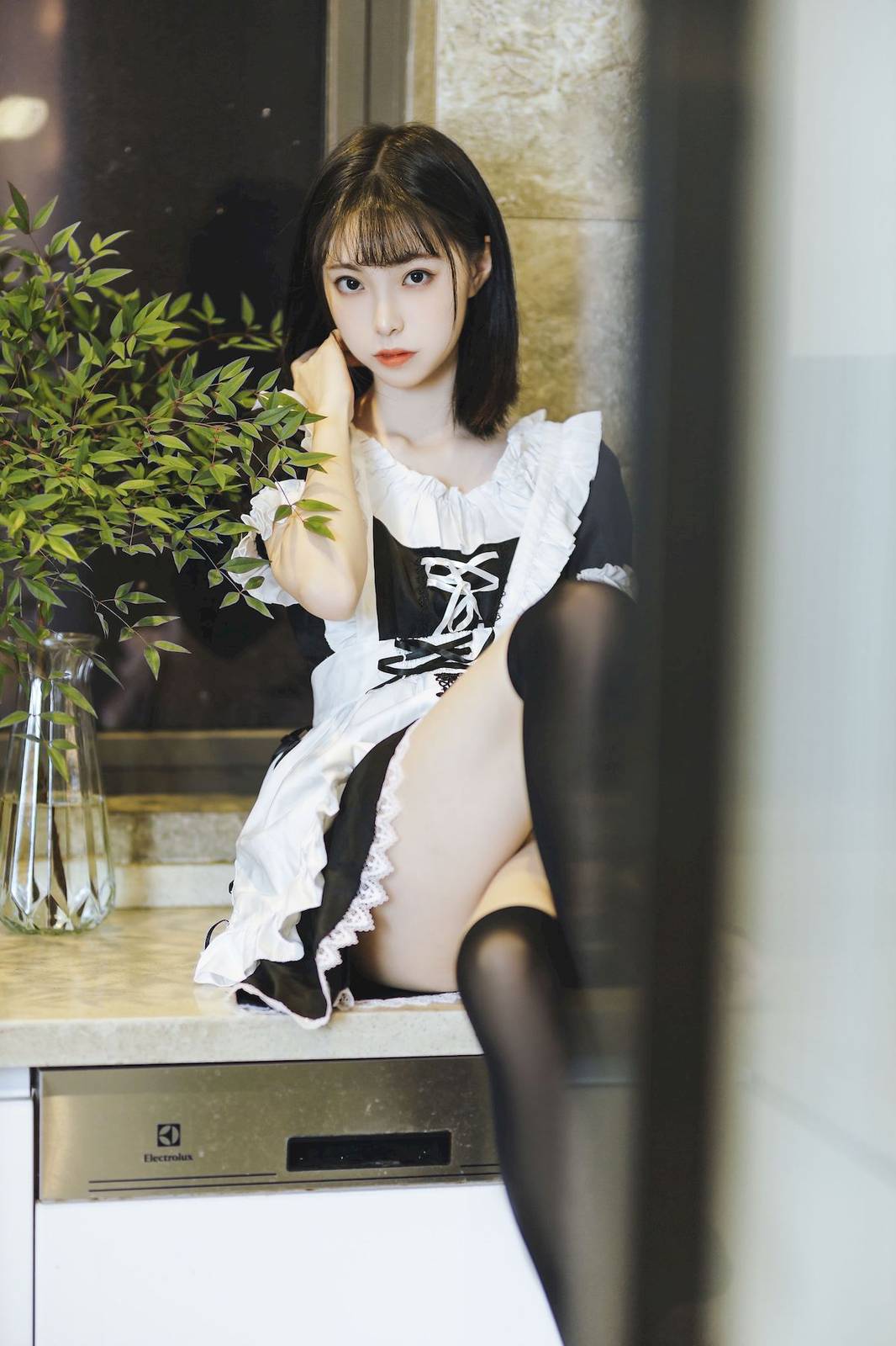 网络美女许岚LAN黑白女仆装搭配黑色长筒袜福利写真-16