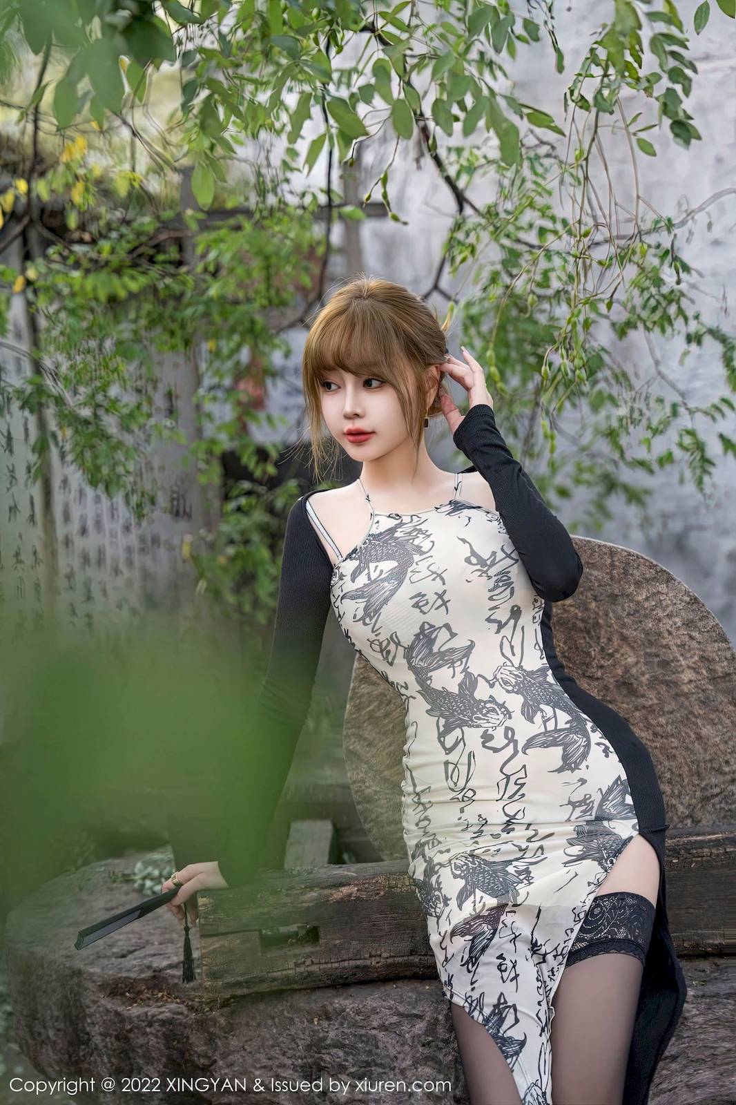 星颜社性感女神王雨纯高开叉长裙搭配黑丝美腿户外写真-19