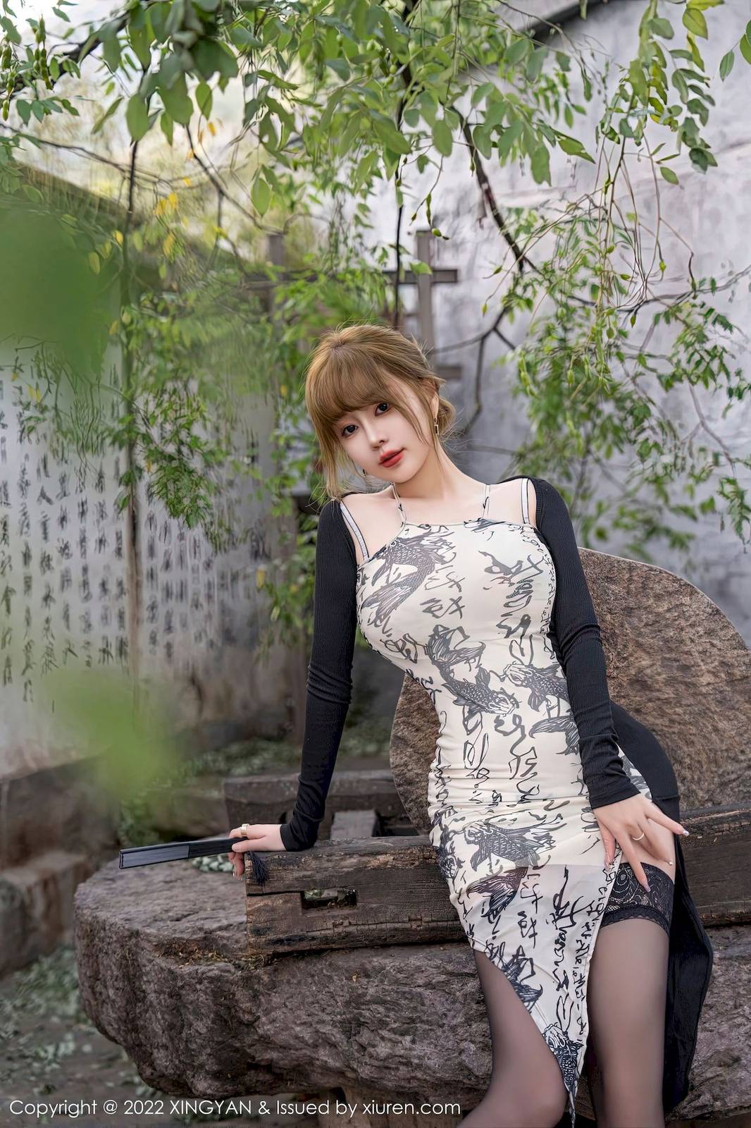 星颜社性感女神王雨纯高开叉长裙搭配黑丝美腿户外写真-20