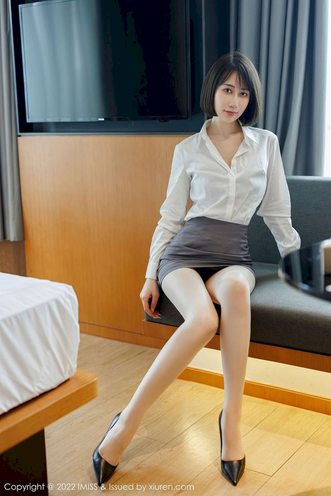 爱蜜社IMiss新人模特瑞妤白衬衫搭配原色丝袜首套写真-2