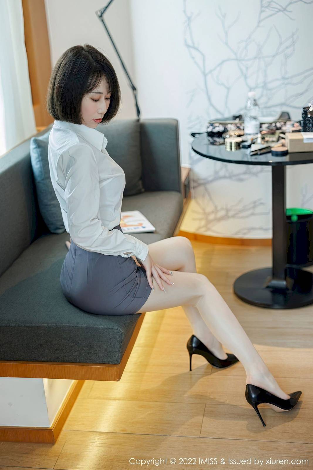 爱蜜社IMiss新人模特瑞妤白衬衫搭配原色丝袜首套写真-3