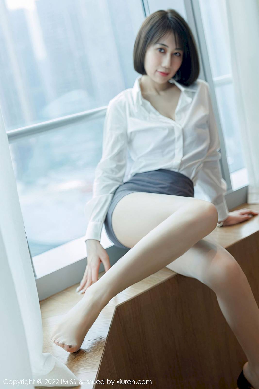 爱蜜社IMiss新人模特瑞妤白衬衫搭配原色丝袜首套写真-11