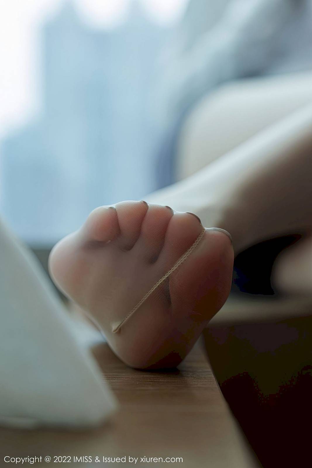 爱蜜社IMiss新人模特瑞妤白衬衫搭配原色丝袜首套写真-13