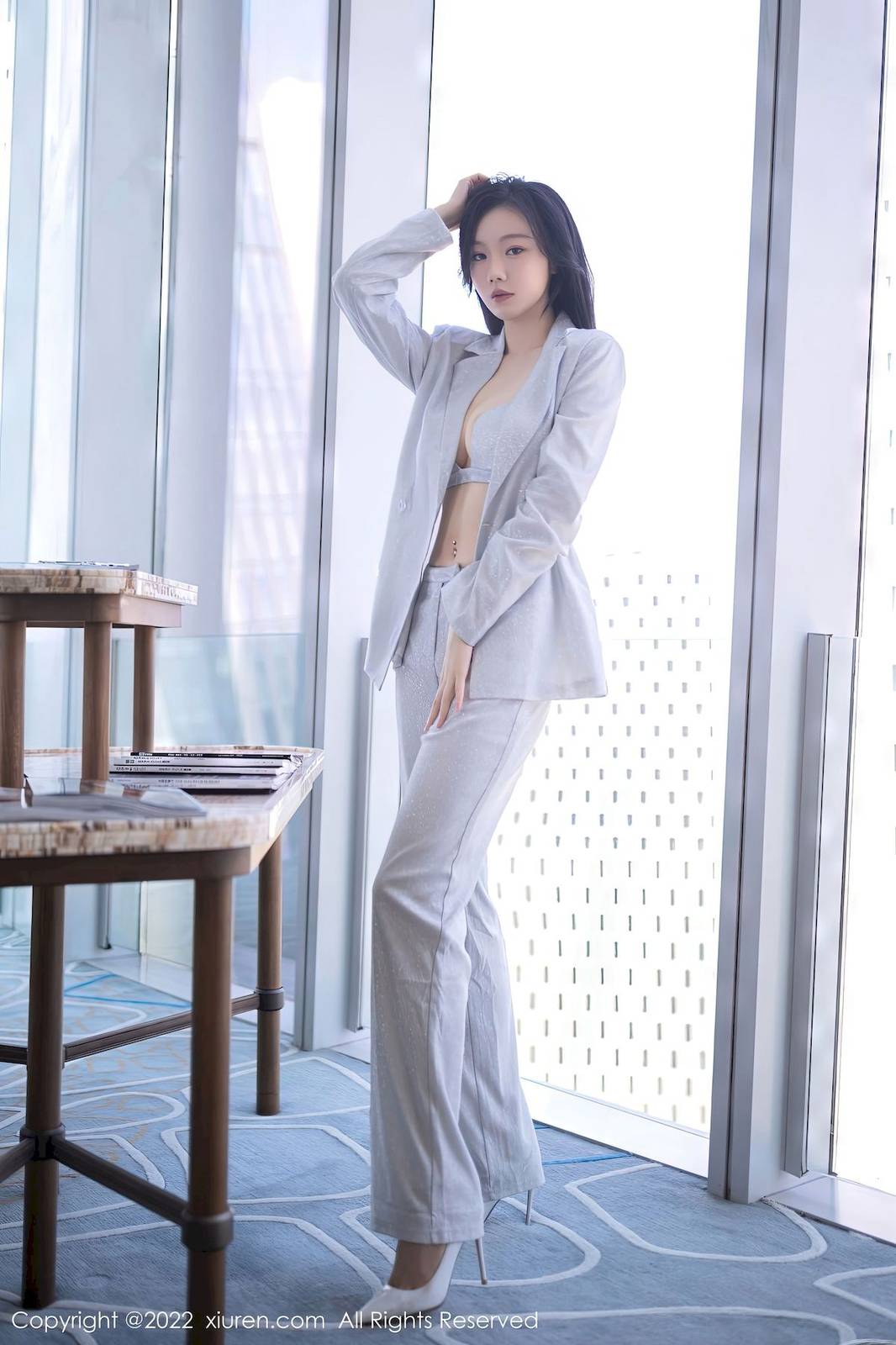 秀人网美女模特安然anran银色闪亮西服套装OL主题北京旅拍-6