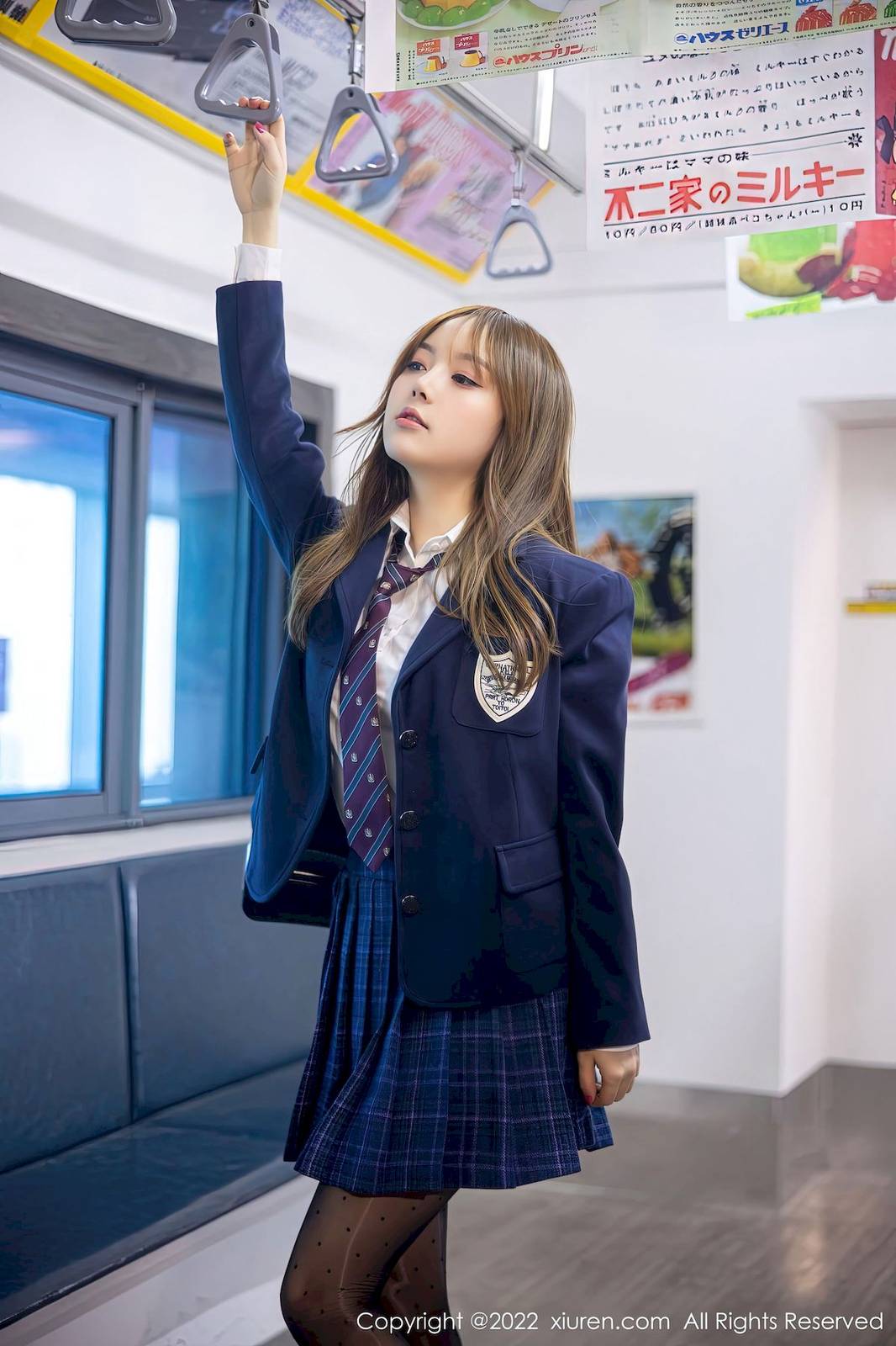 秀人网美女模特豆瓣酱蓝色JK黑丝制服电车场景性感写真