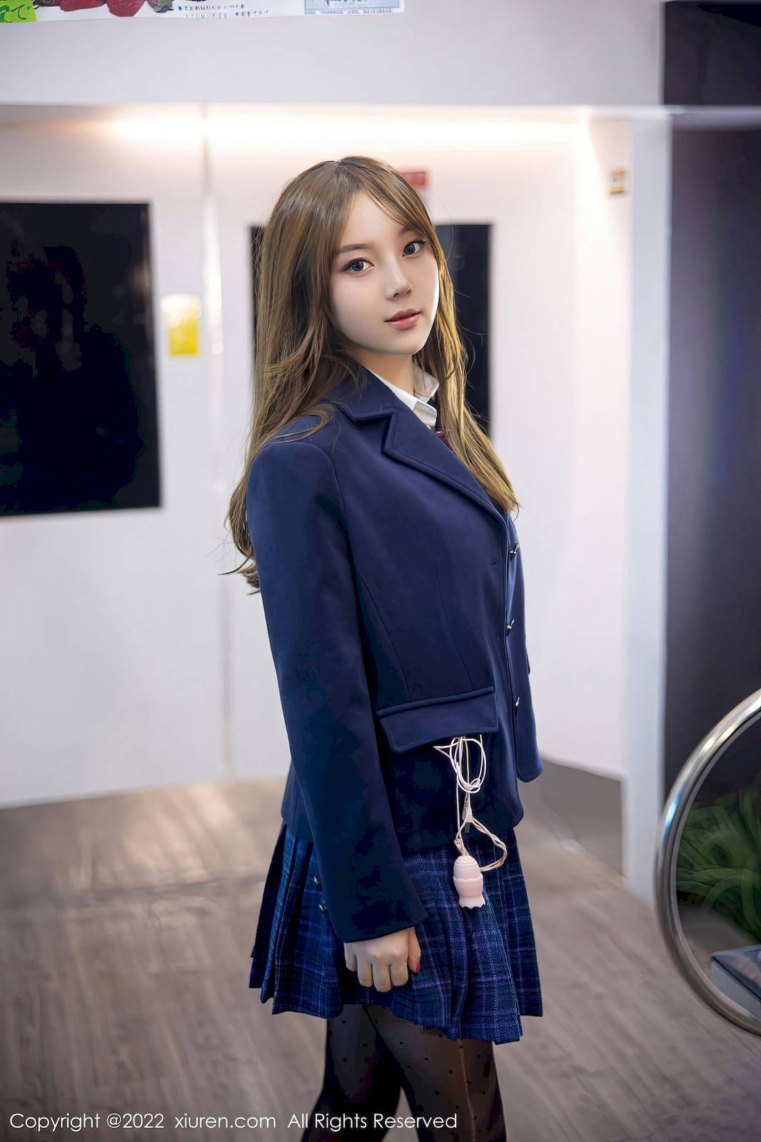 秀人网美女模特豆瓣酱蓝色JK黑丝制服电车场景性感写真-16