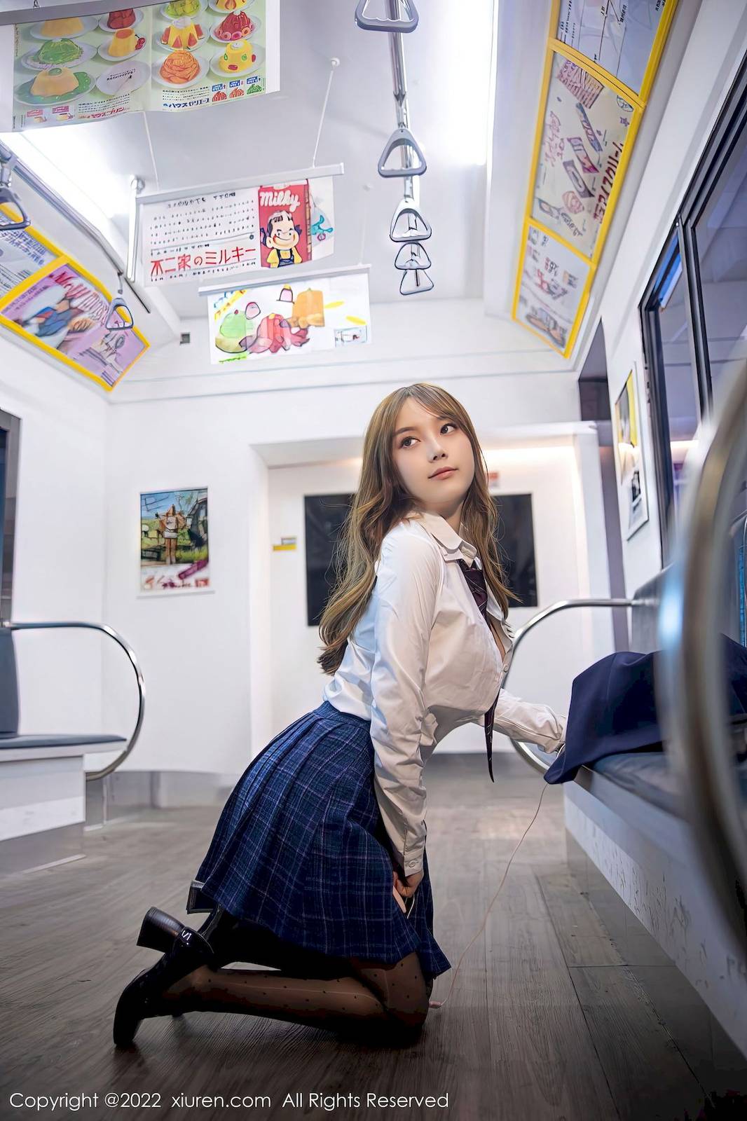 秀人网美女模特豆瓣酱蓝色JK黑丝制服电车场景性感写真-21