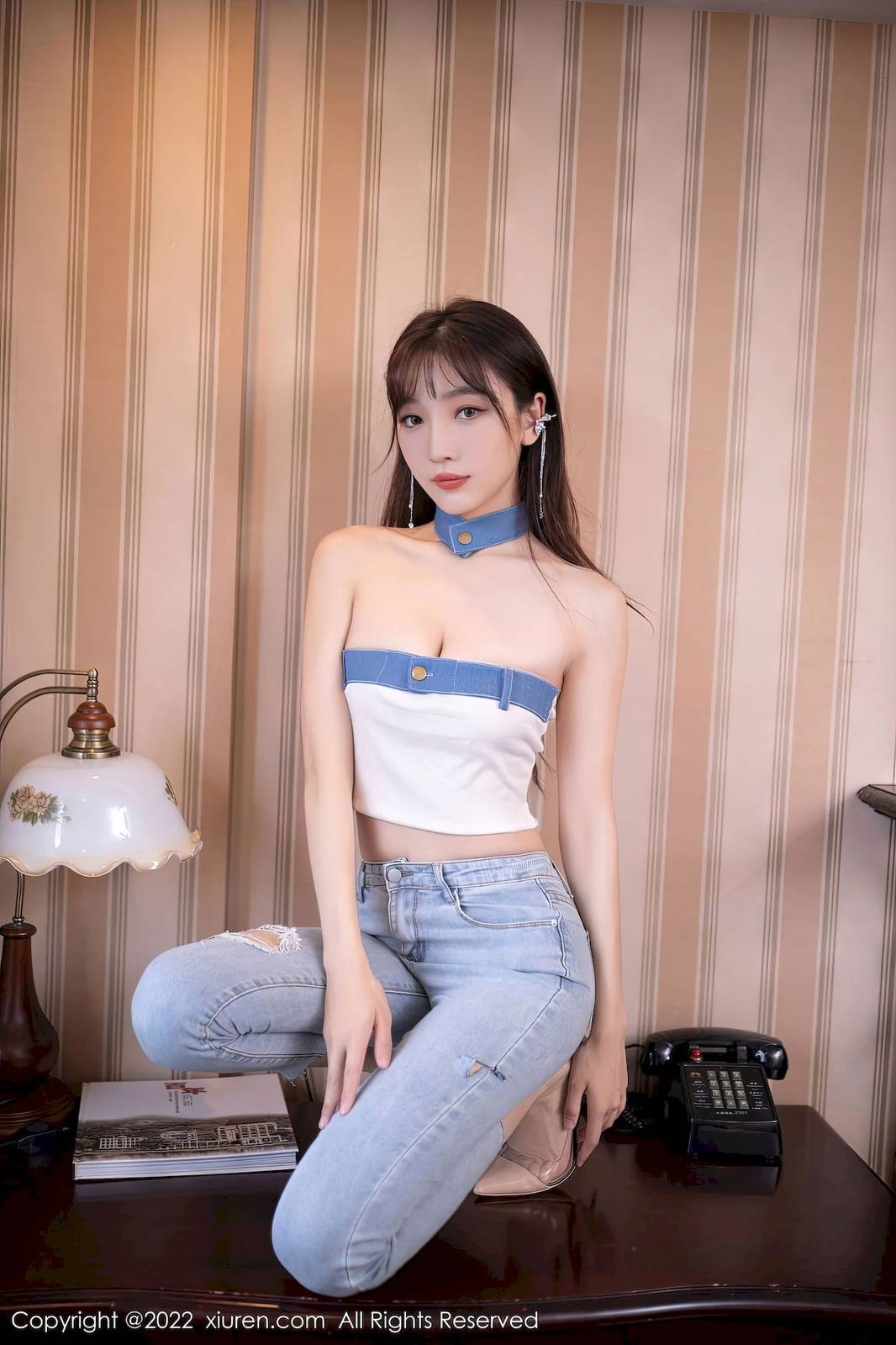 秀人网美女模特陆萱萱露肩短款上衣简约牛仔裤北京旅拍-12