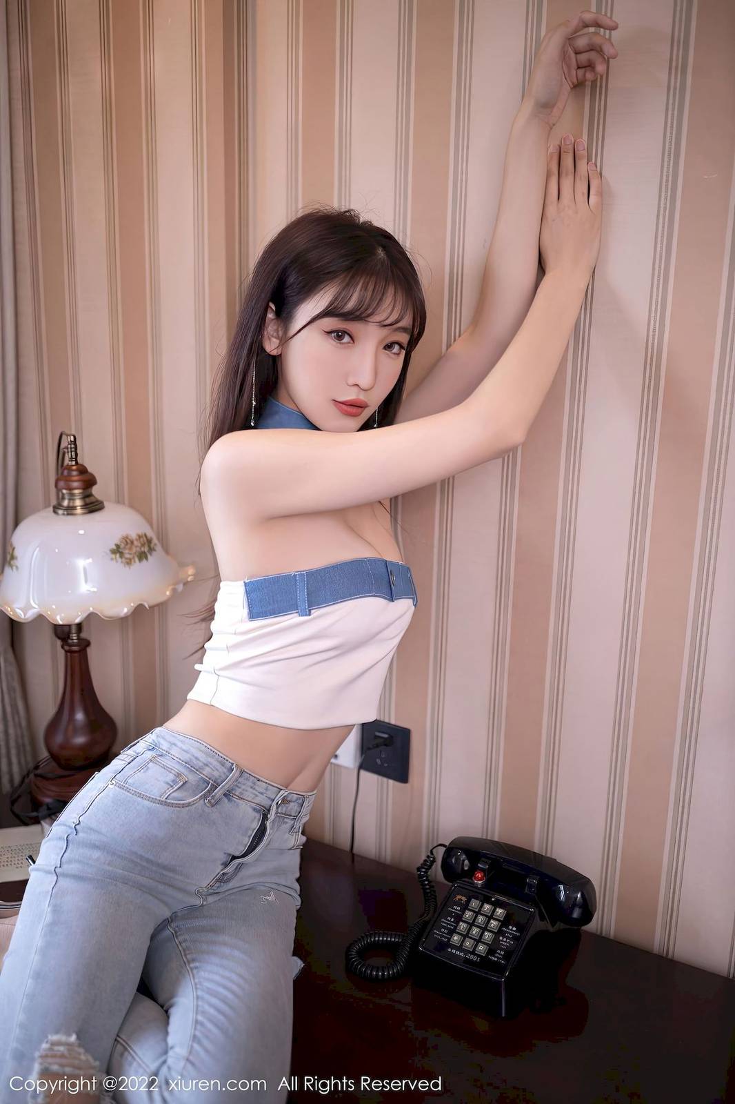 秀人网美女模特陆萱萱露肩短款上衣简约牛仔裤北京旅拍-33