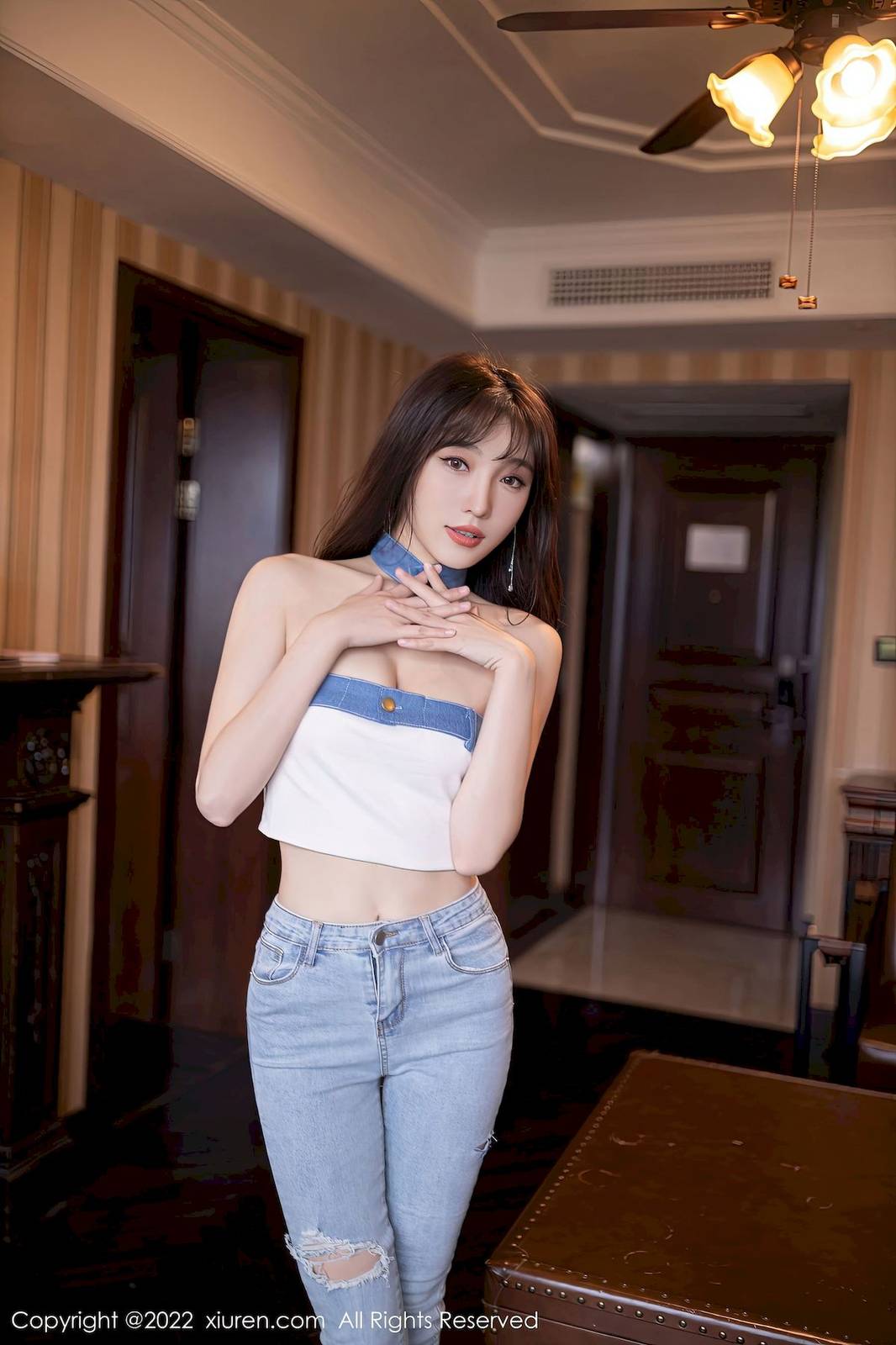 秀人网美女模特陆萱萱露肩短款上衣简约牛仔裤北京旅拍-30