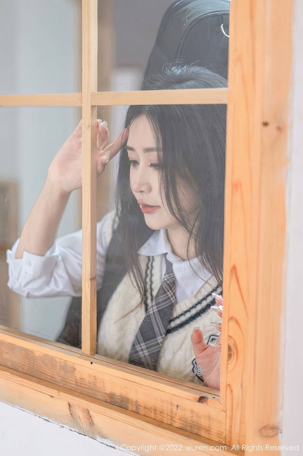 秀人网美女模特laura阿姣学妹制服搭配灰色短裙性感写真-3