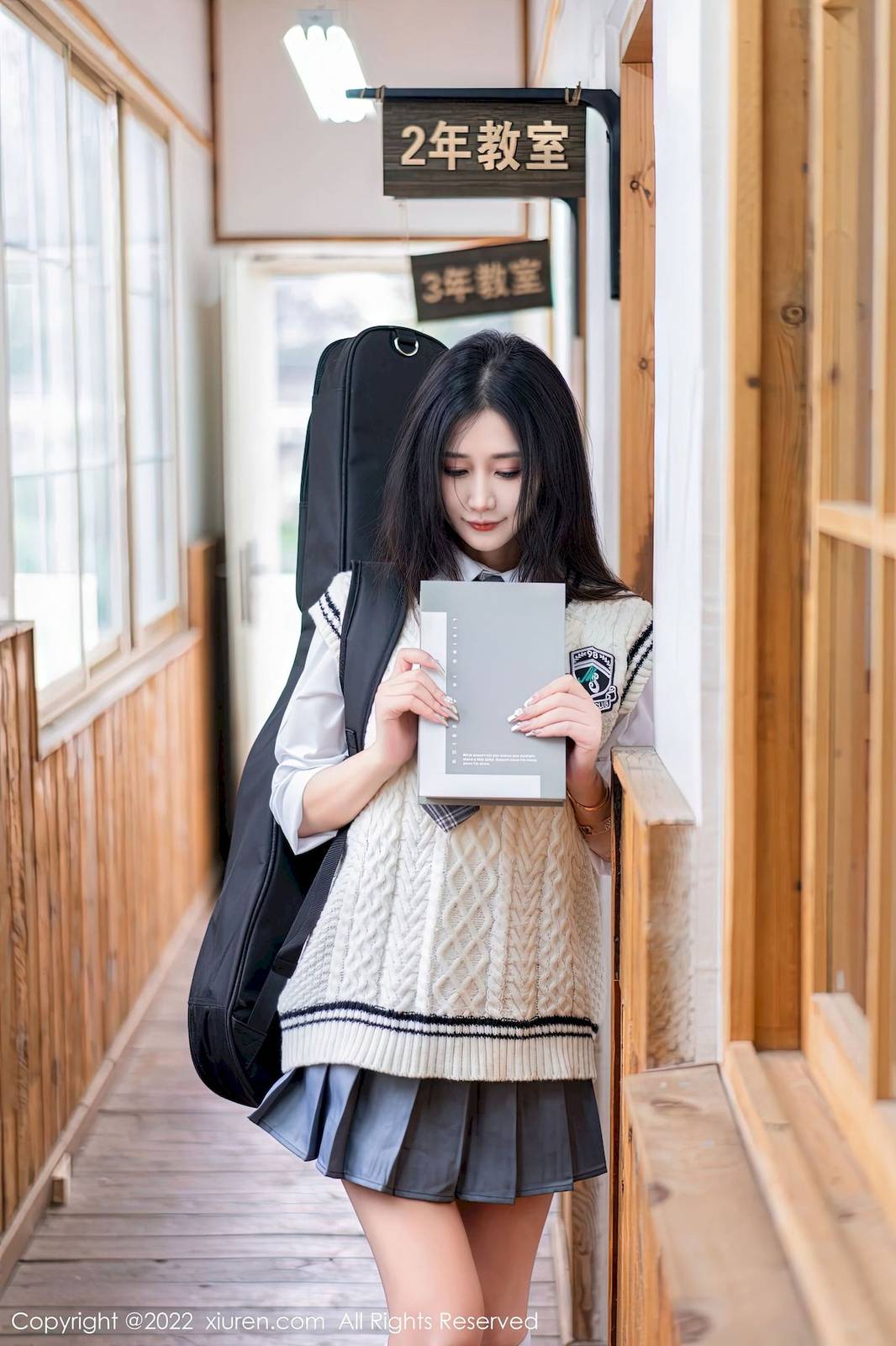 秀人网美女模特laura阿姣学妹制服搭配灰色短裙性感写真-2