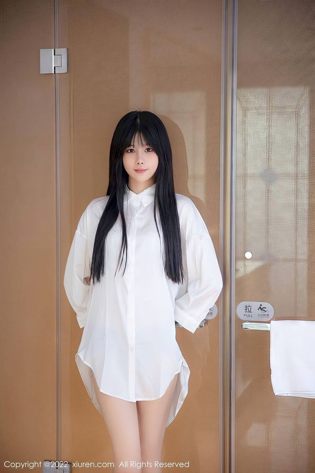 秀人网美女模特77qiqi白色上衣+浴室场景性感写真