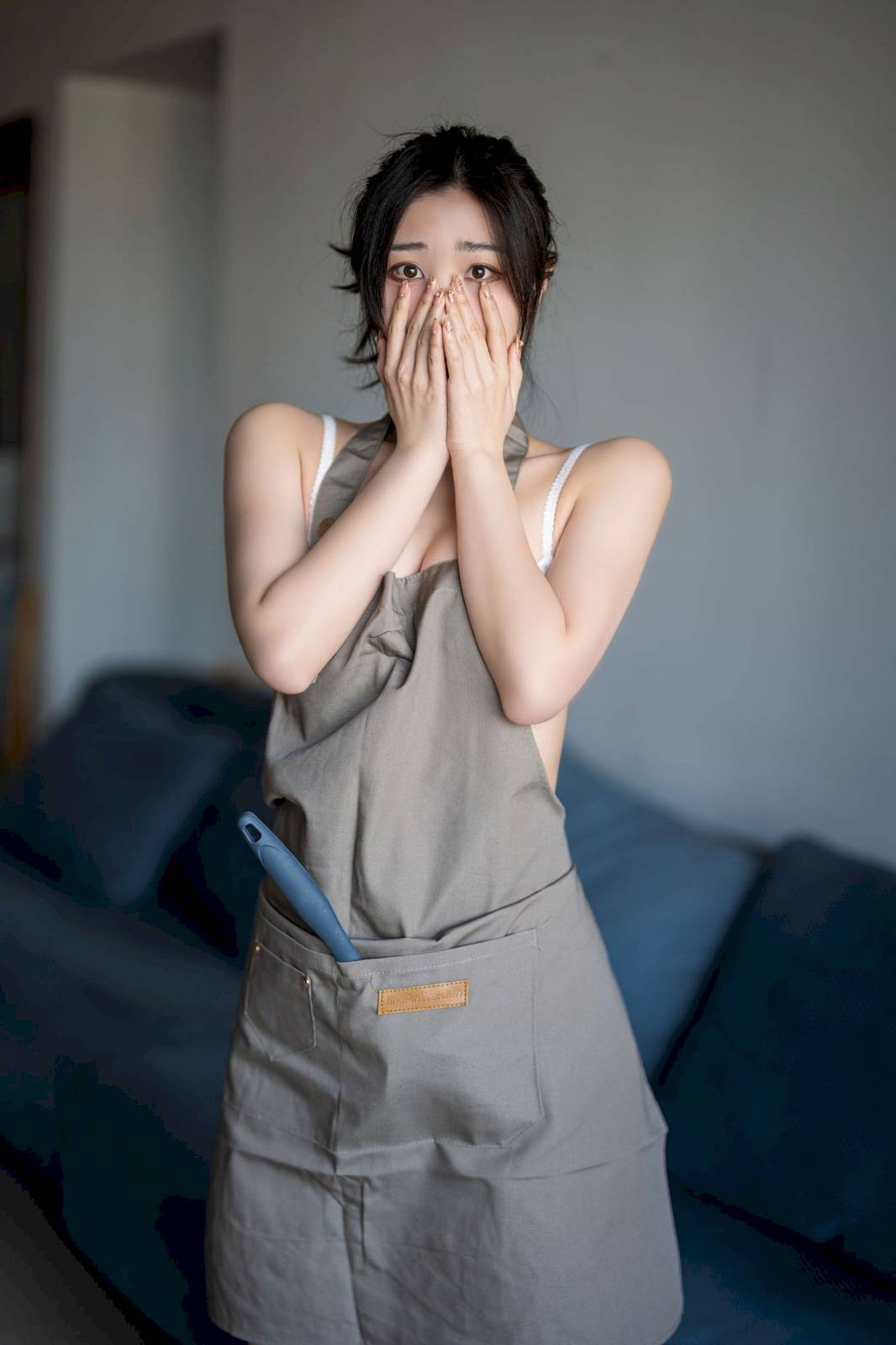 网络美女汪知子围裙厨娘装扮风情万种居家写真