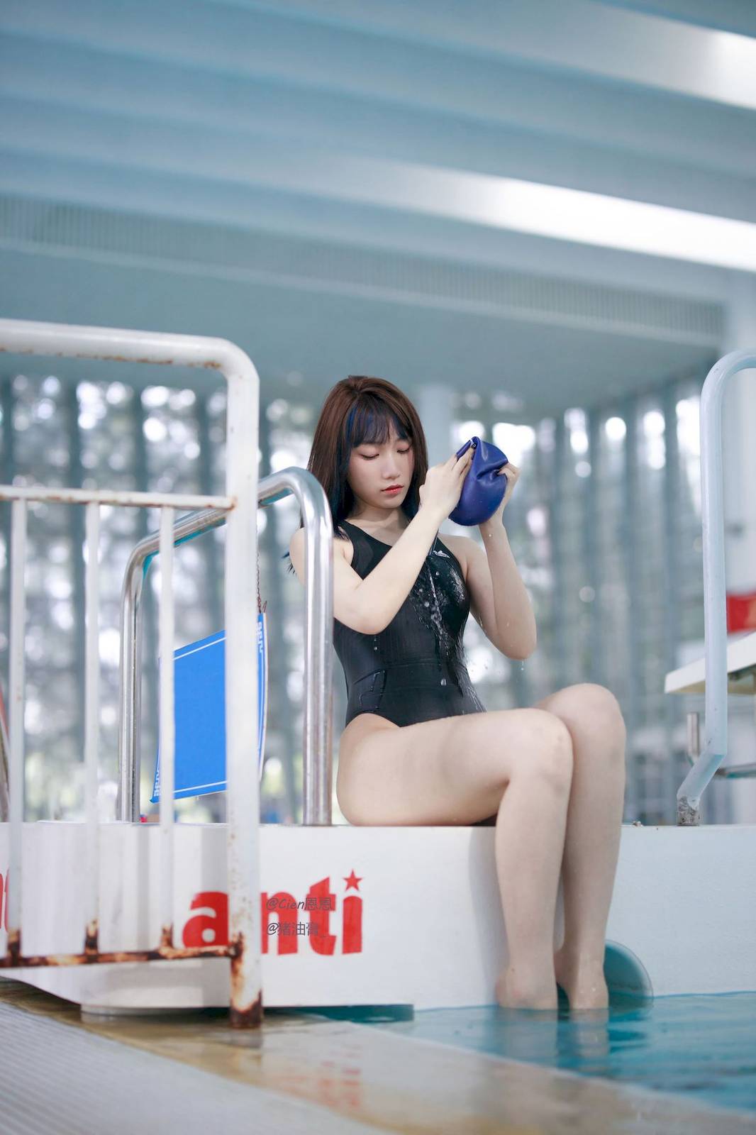 微博COS妹子Cien恩恩泳池场景紧身高叉竞泳写真-5