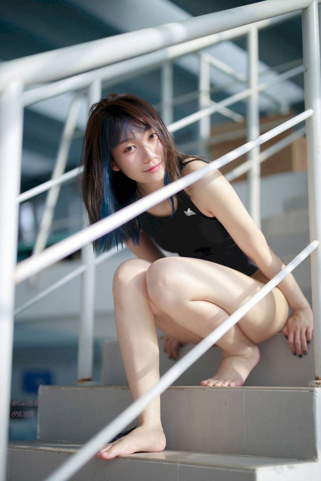 微博COS妹子Cien恩恩泳池场景紧身高叉竞泳写真-28