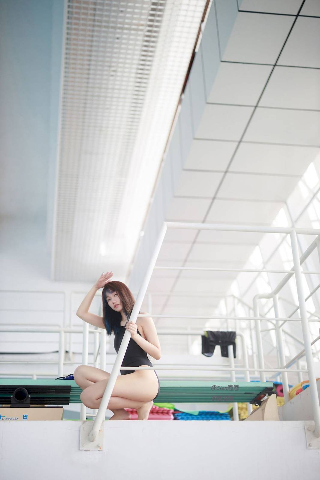 微博COS妹子Cien恩恩泳池场景紧身高叉竞泳写真-31