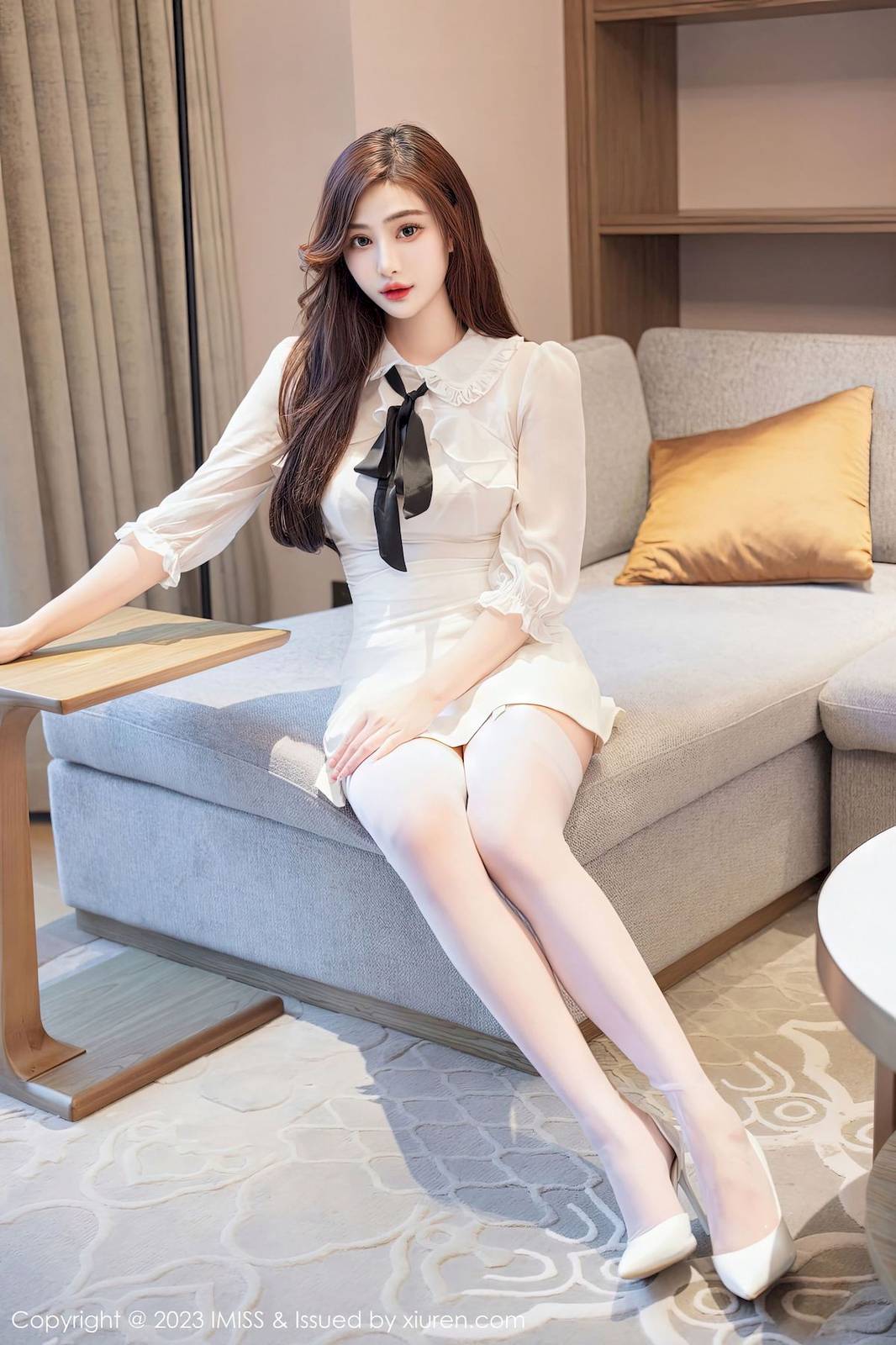 爱蜜社IMiss女神Lavinia肉肉白色服饰搭配白色丝袜性感写真