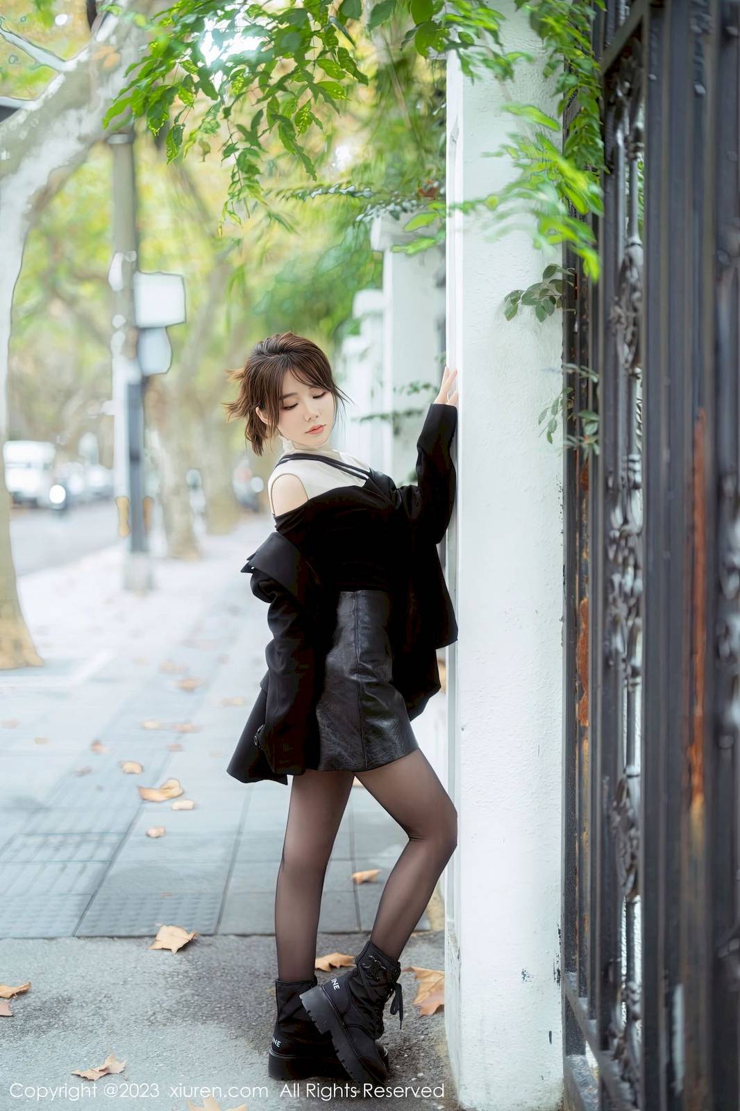 秀人网美女模特婠婠么黑色上衣搭配黑丝皮裙性感写真-2