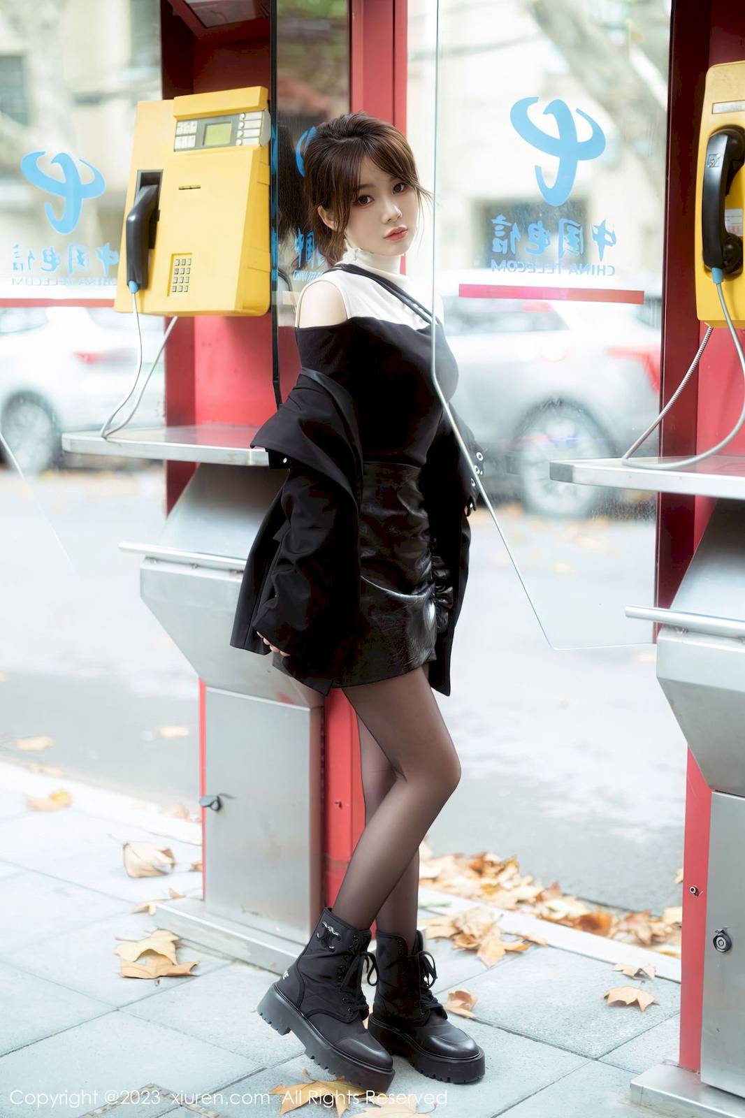 秀人网美女模特婠婠么黑色上衣搭配黑丝皮裙性感写真-11