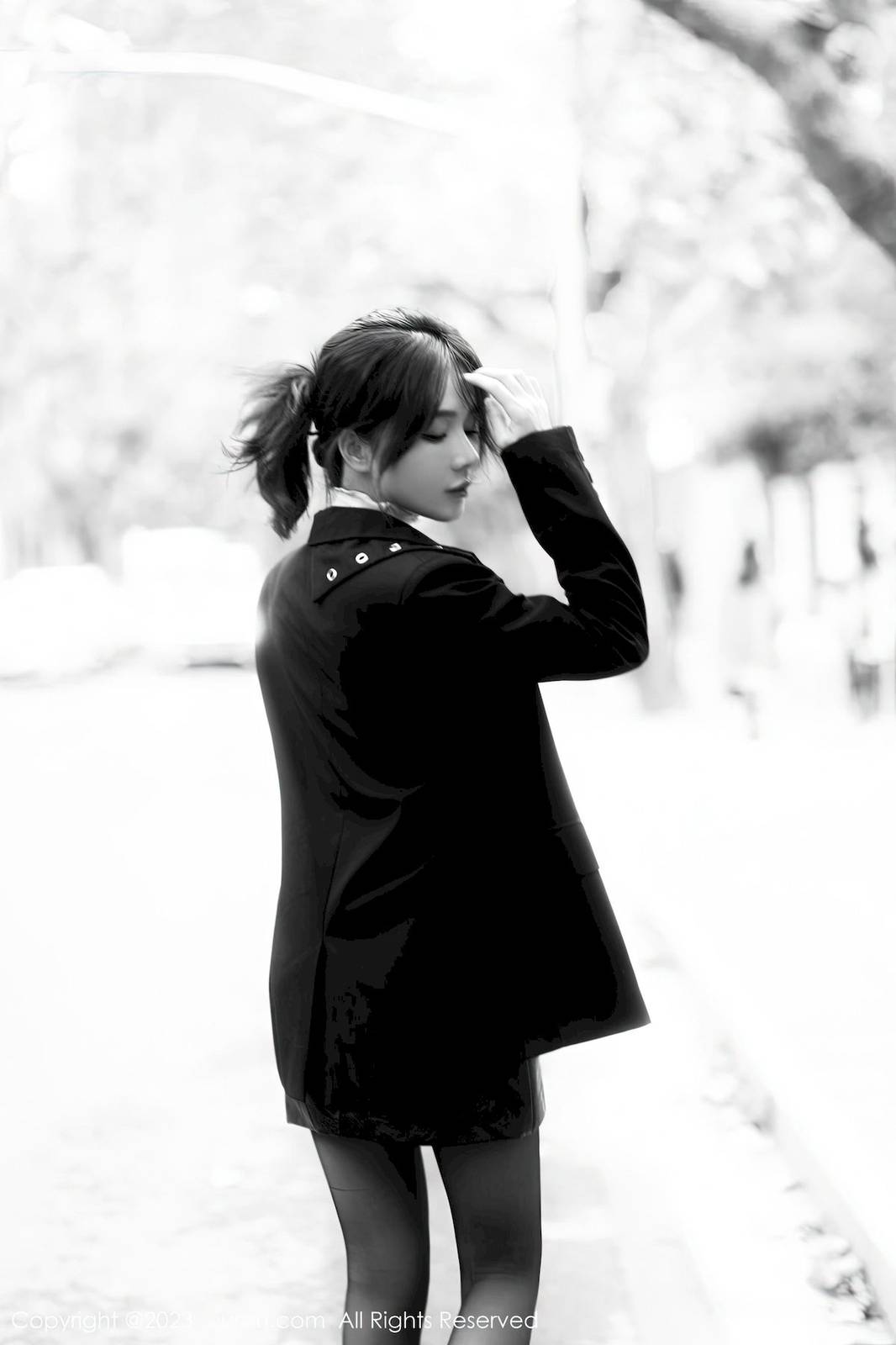 秀人网美女模特婠婠么黑色上衣搭配黑丝皮裙性感写真-13