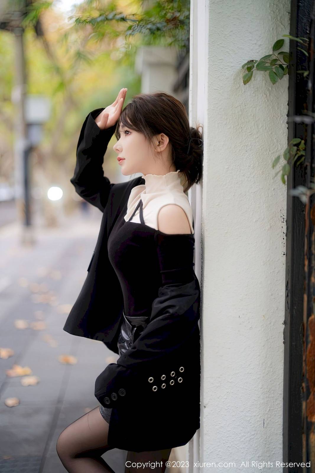 秀人网美女模特婠婠么黑色上衣搭配黑丝皮裙性感写真-26
