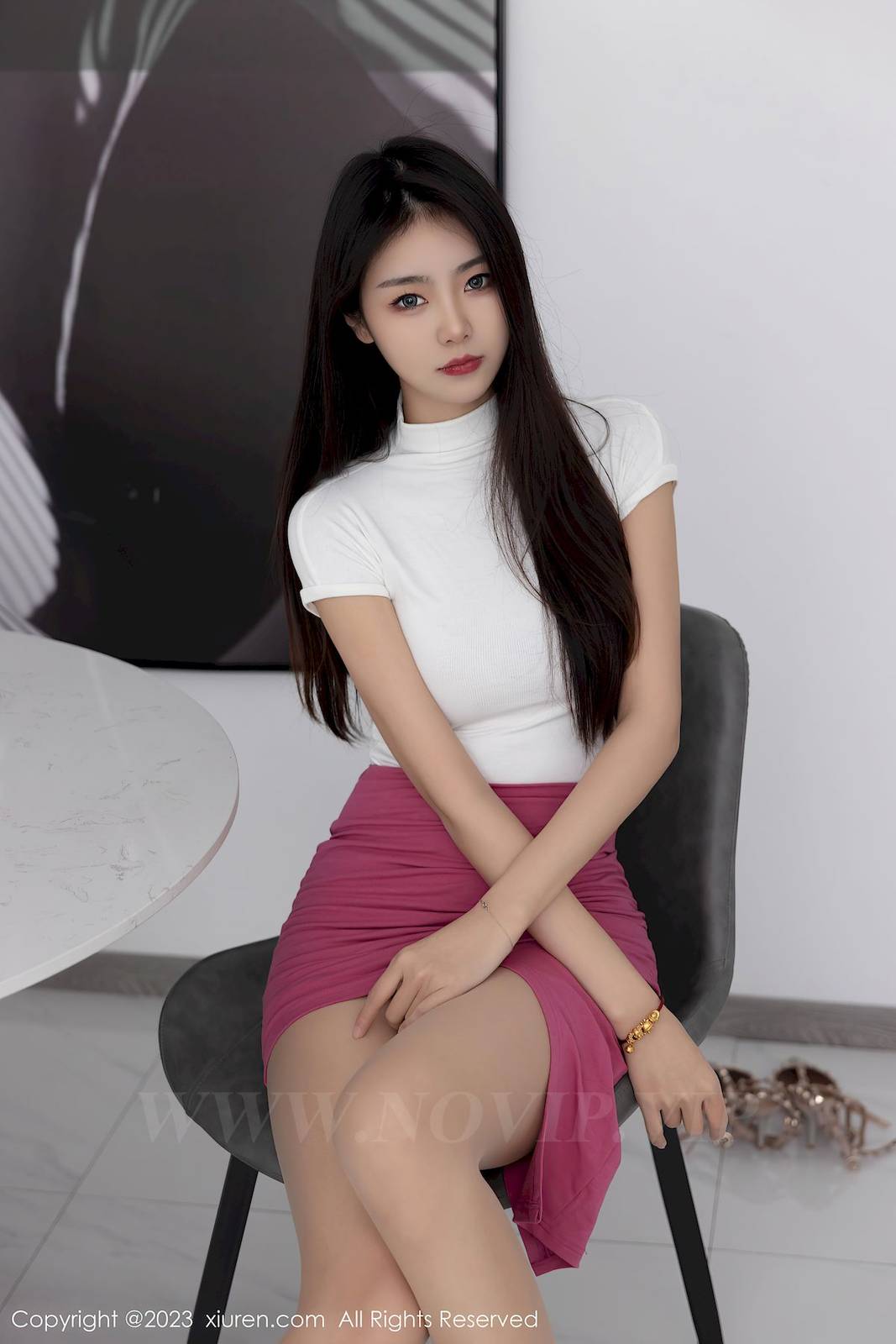 秀人网美女模特可乐Vicky收身上衣搭配玫红色短裙性感写真-2