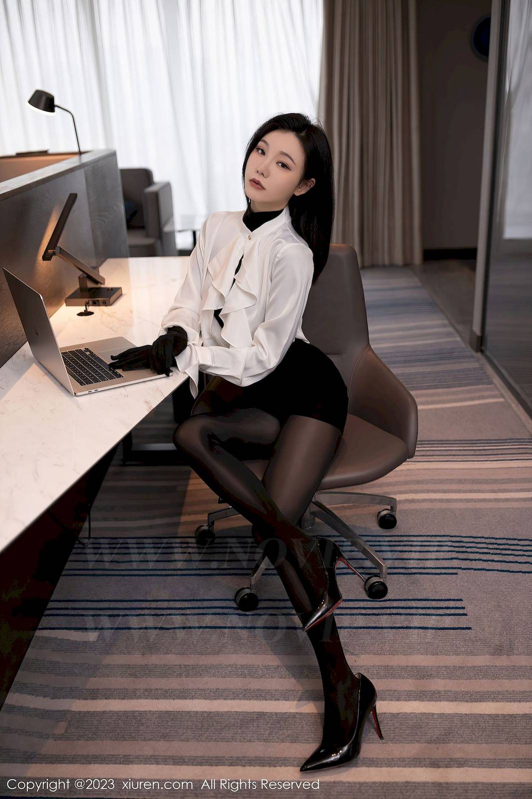 秀人网美女模特安然anran轻透连体衣搭配黑丝系列性感写真