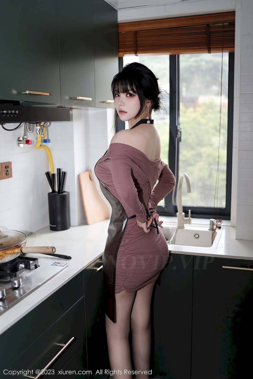 秀人网新人嫩模桃桃子_ 厨娘装扮原色丝袜美腿性感写真-11