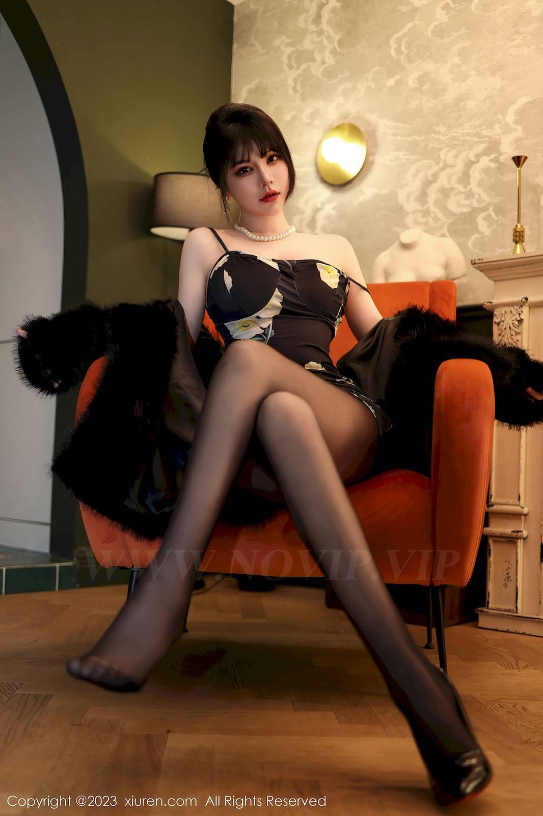 秀人网新人嫩模桃桃子_黑色花朵图案长裙黑丝性感写真-28