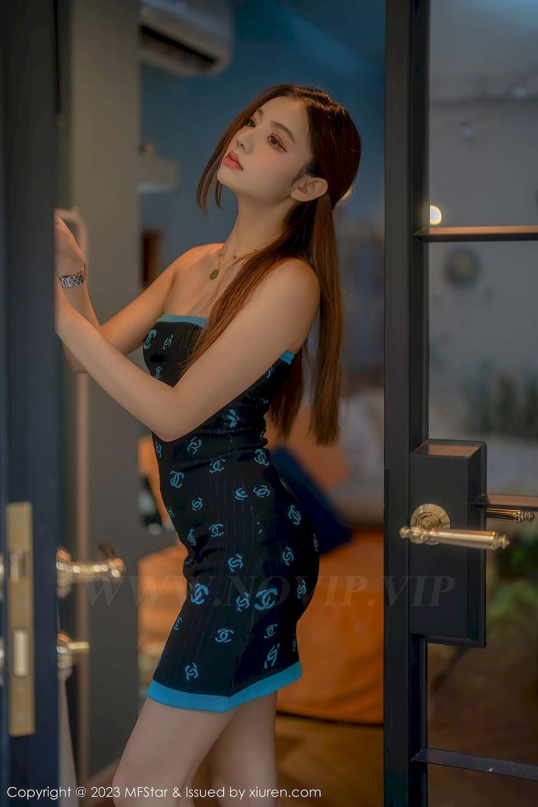 模范学院新人嫩模加朵babe深色露肩连衣短裙首套写真-17