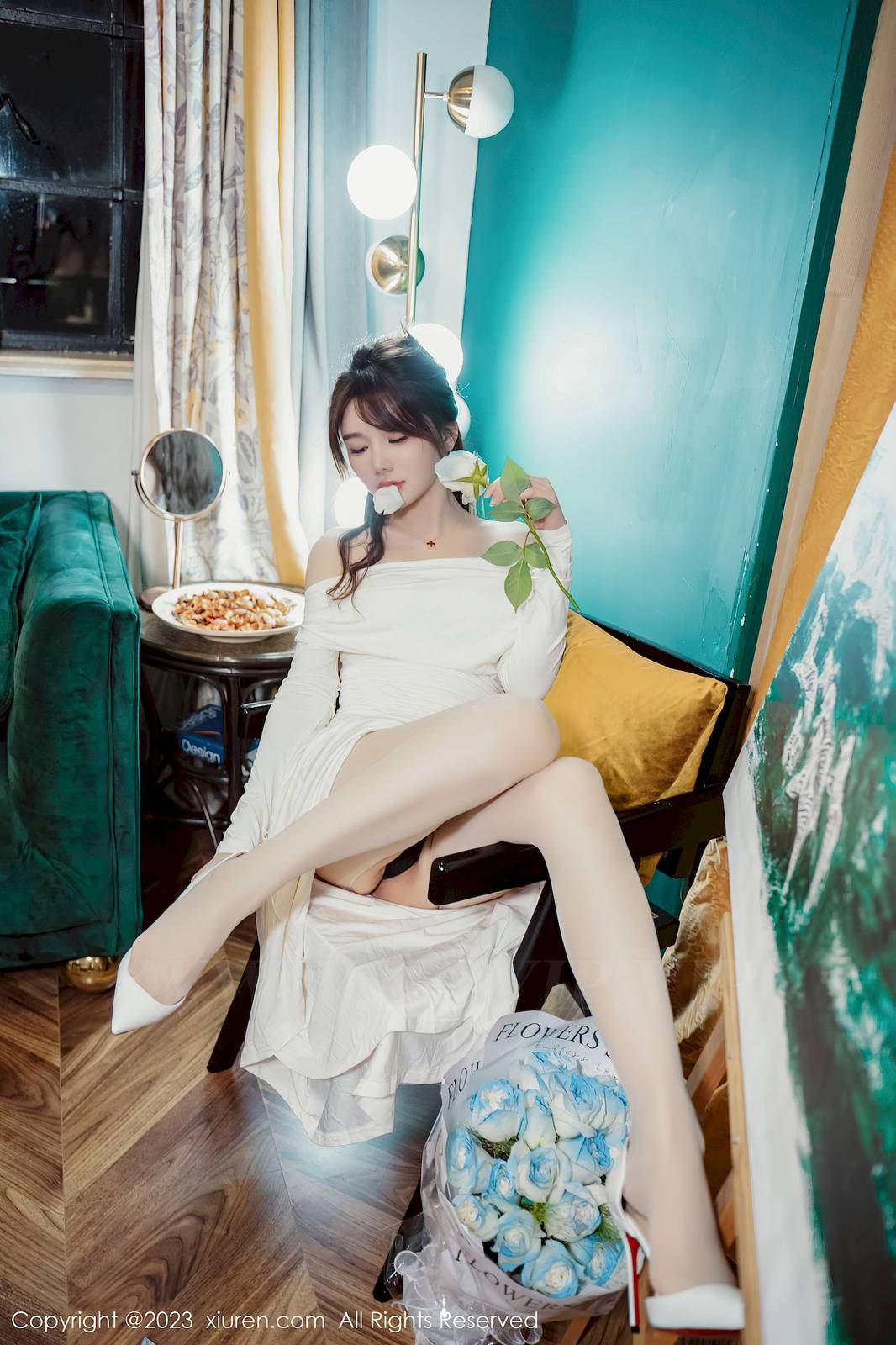 秀人网美女模特婠婠么白色露肩连衣裙原色丝袜性感写真-30