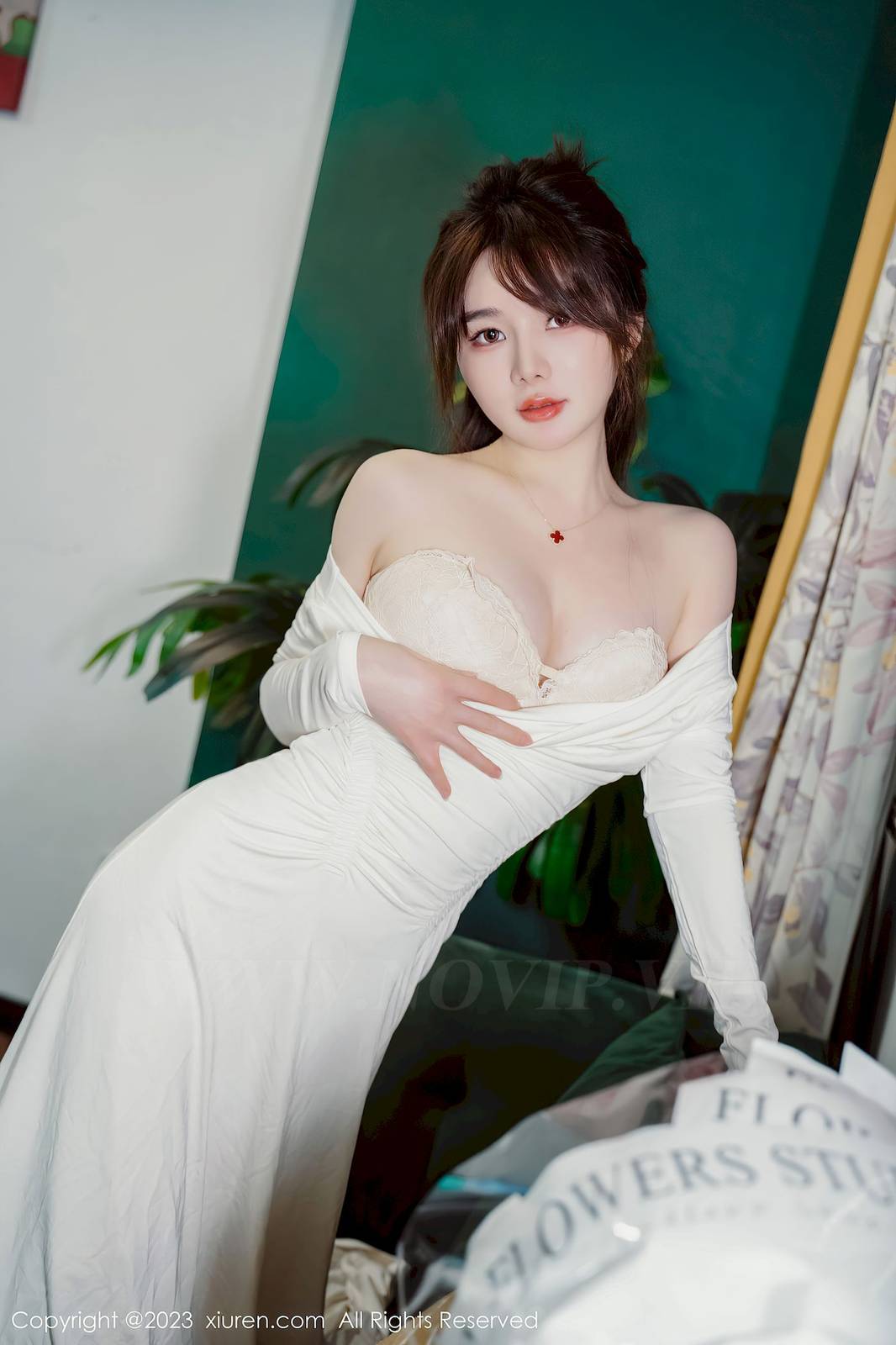 秀人网美女模特婠婠么白色露肩连衣裙原色丝袜性感写真-34