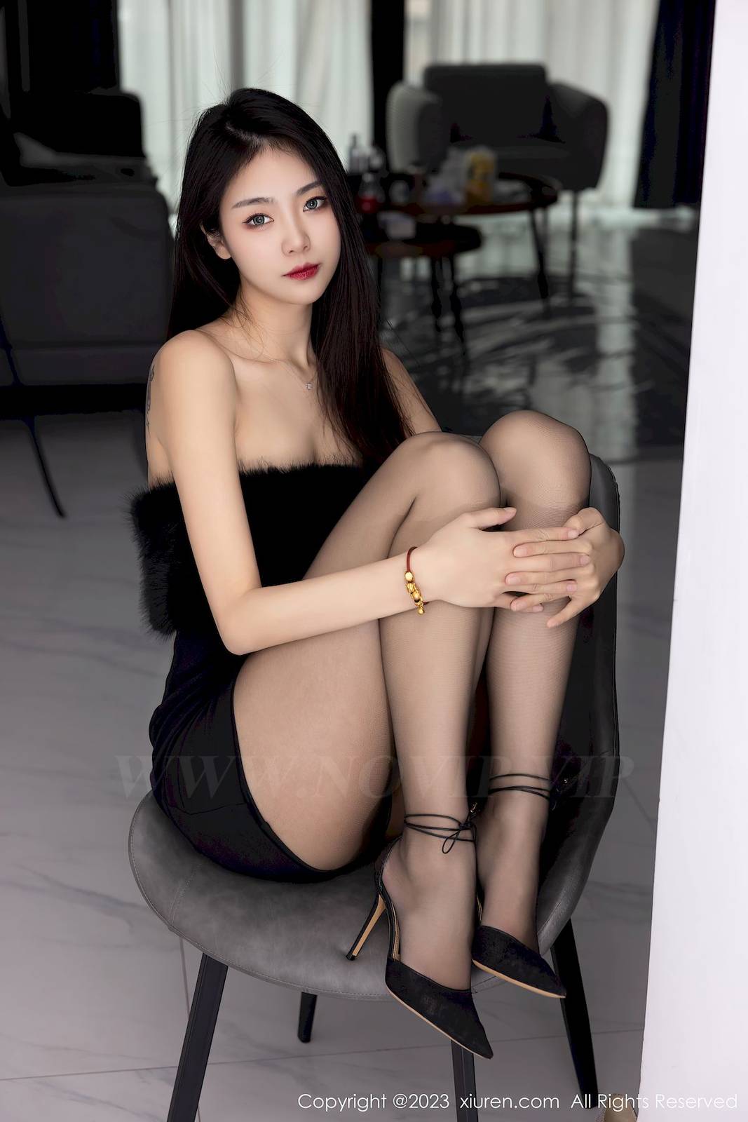 秀人网美女模特可乐Vicky飘逸长发露肩连衣短裙性感写真-18