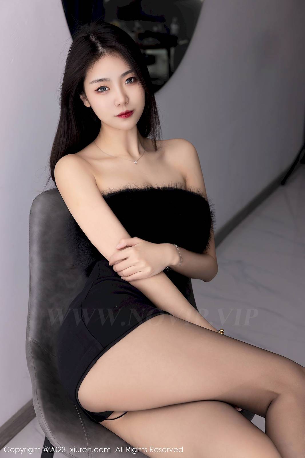 秀人网美女模特可乐Vicky飘逸长发露肩连衣短裙性感写真-16