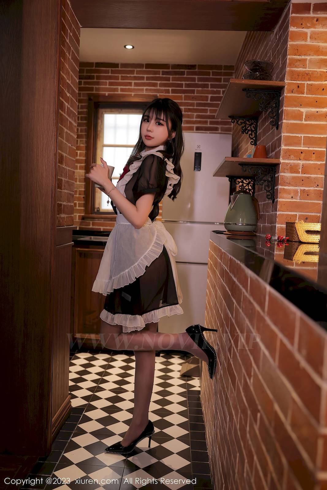 秀人网美女模特tina_甜仔女仆服饰搭配诱人黑丝性感写真-2