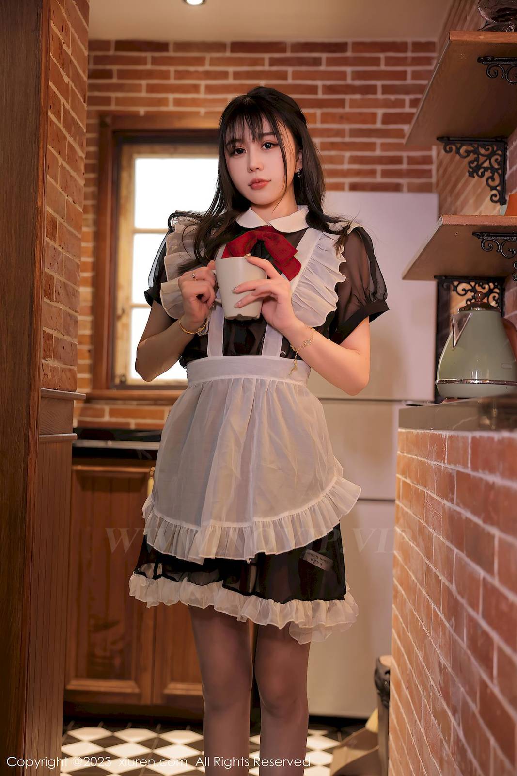 秀人网美女模特tina_甜仔女仆服饰搭配诱人黑丝性感写真-4