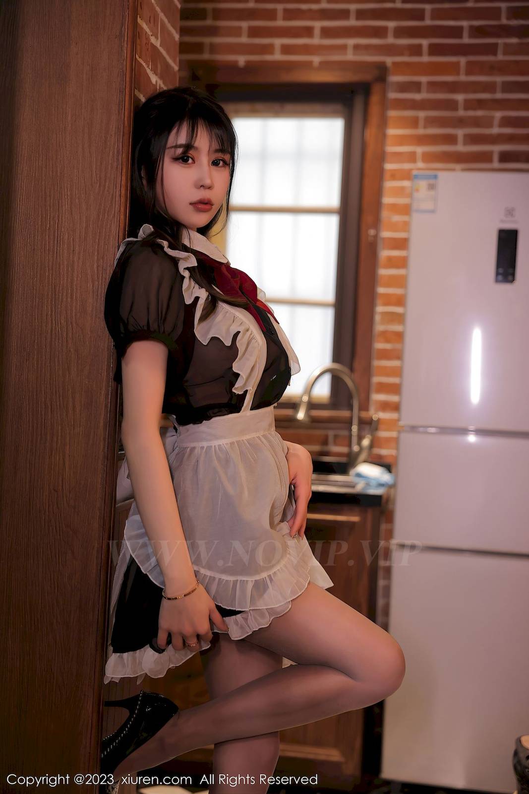 秀人网美女模特tina_甜仔女仆服饰搭配诱人黑丝性感写真-5