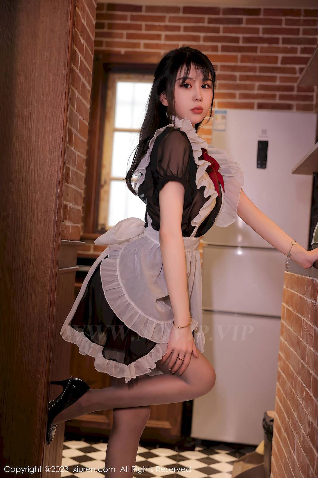 秀人网美女模特tina_甜仔女仆服饰搭配诱人黑丝性感写真-9