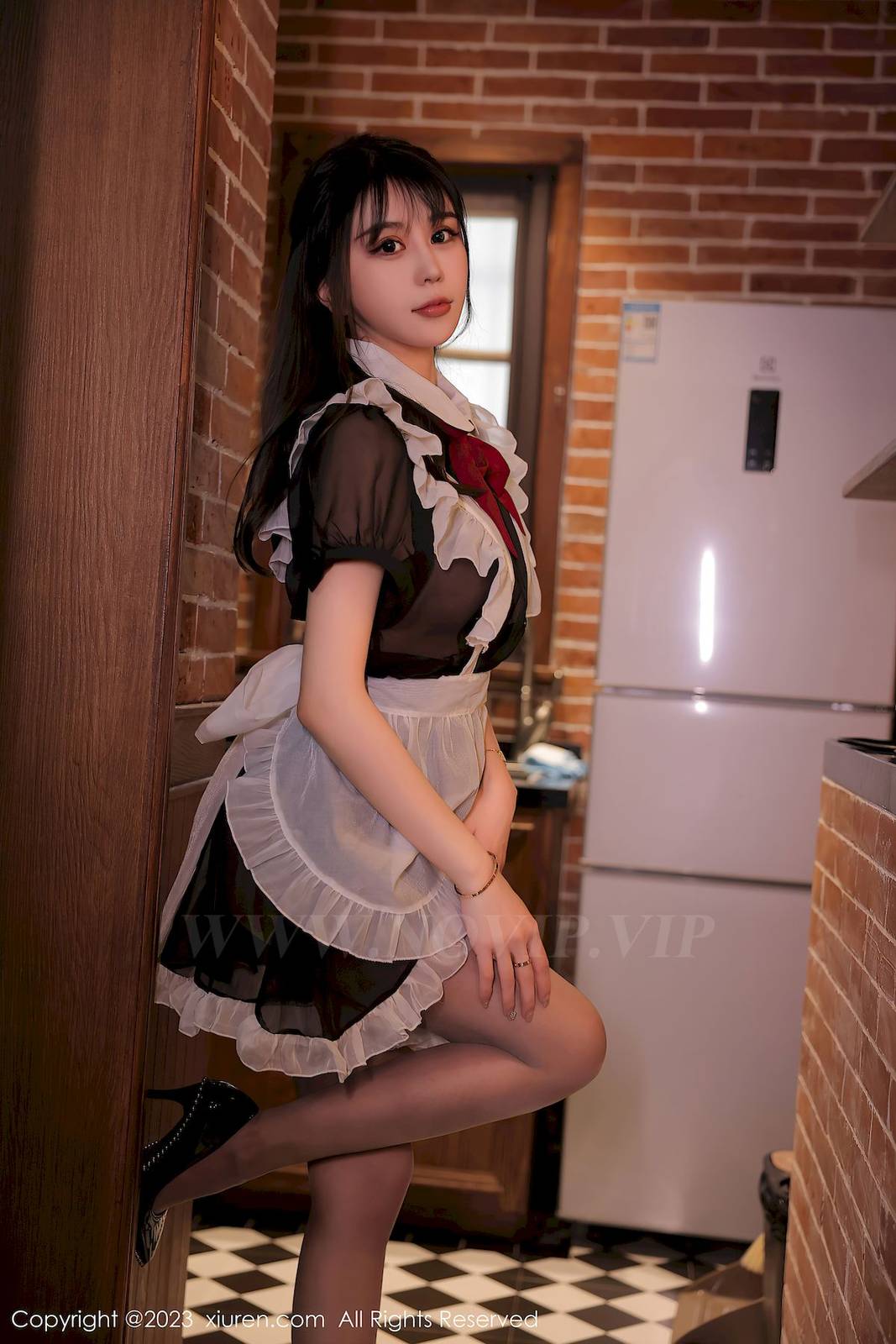 秀人网美女模特tina_甜仔女仆服饰搭配诱人黑丝性感写真-7