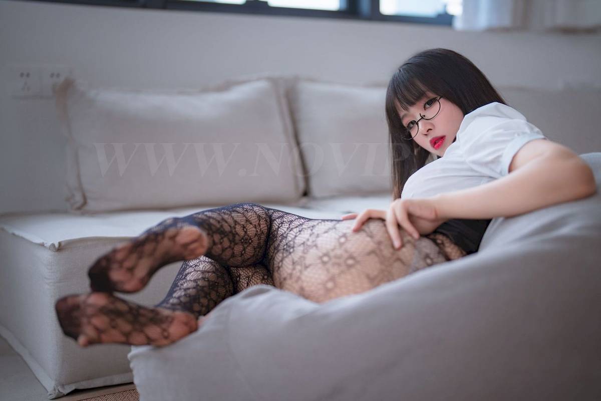 长发美女轩萧学姐白色上衣搭配黑丝网袜职场OL写真-8