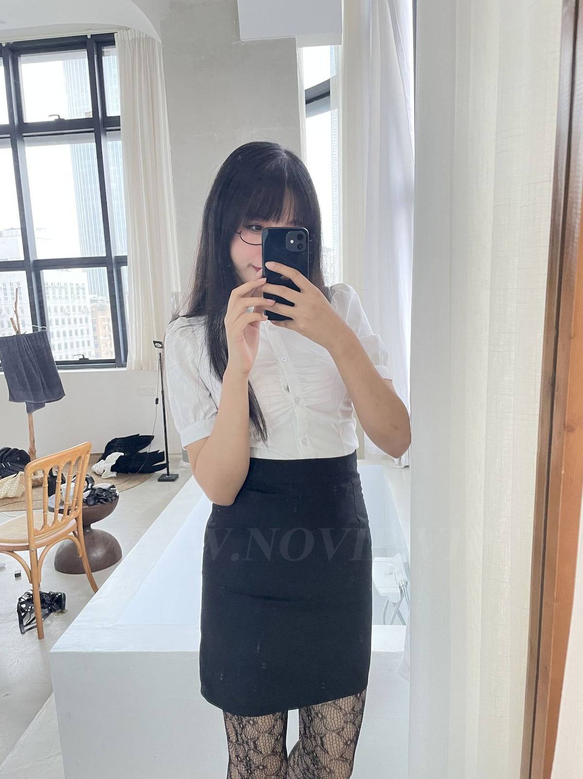 长发美女轩萧学姐白色上衣搭配黑丝网袜职场OL写真-28