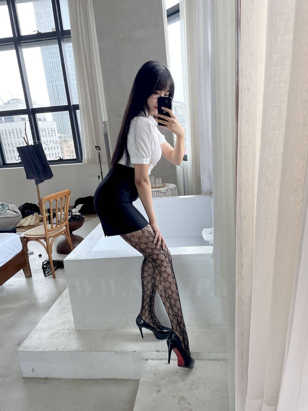 长发美女轩萧学姐白色上衣搭配黑丝网袜职场OL写真-30