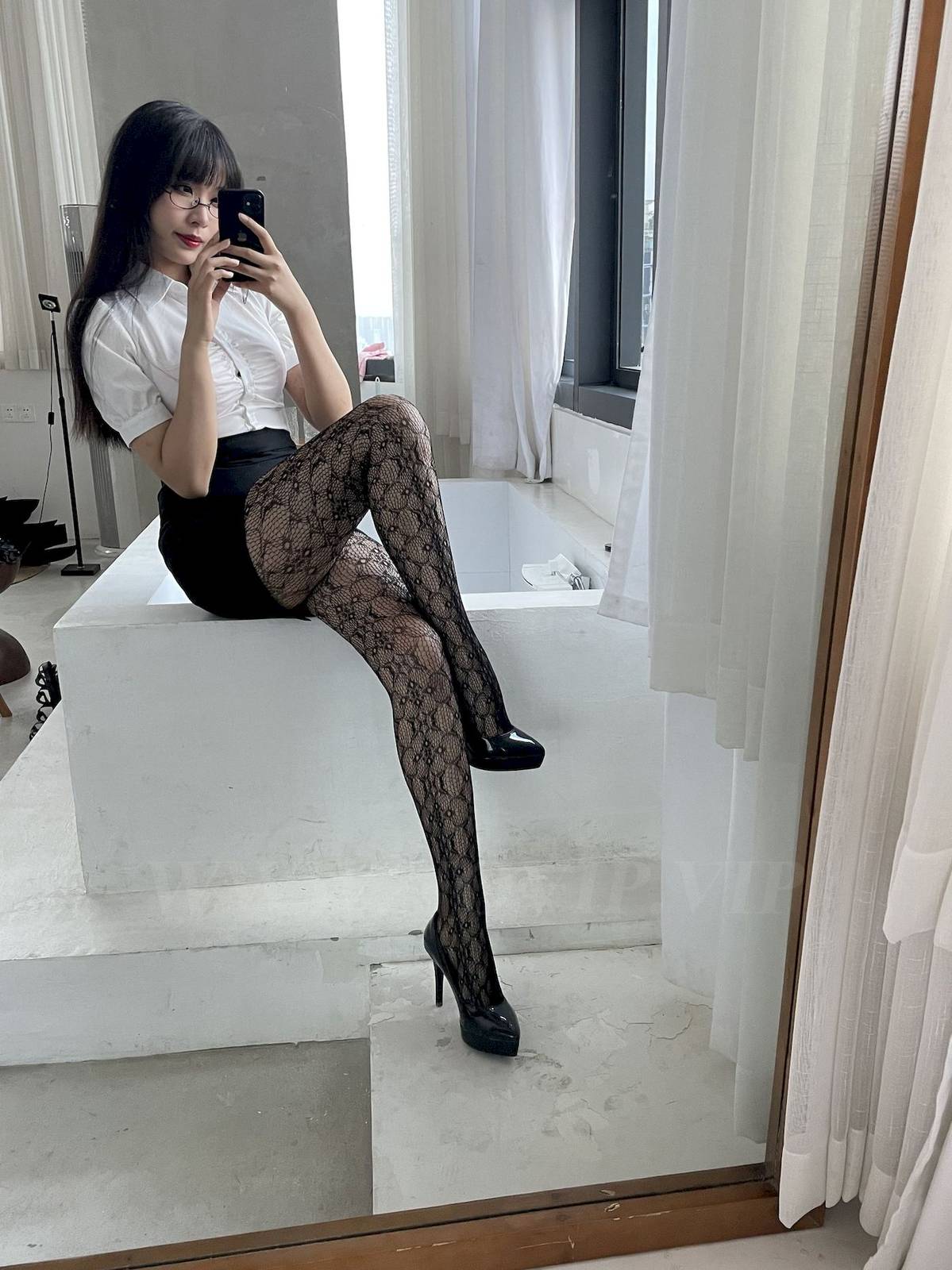 长发美女轩萧学姐白色上衣搭配黑丝网袜职场OL写真-31