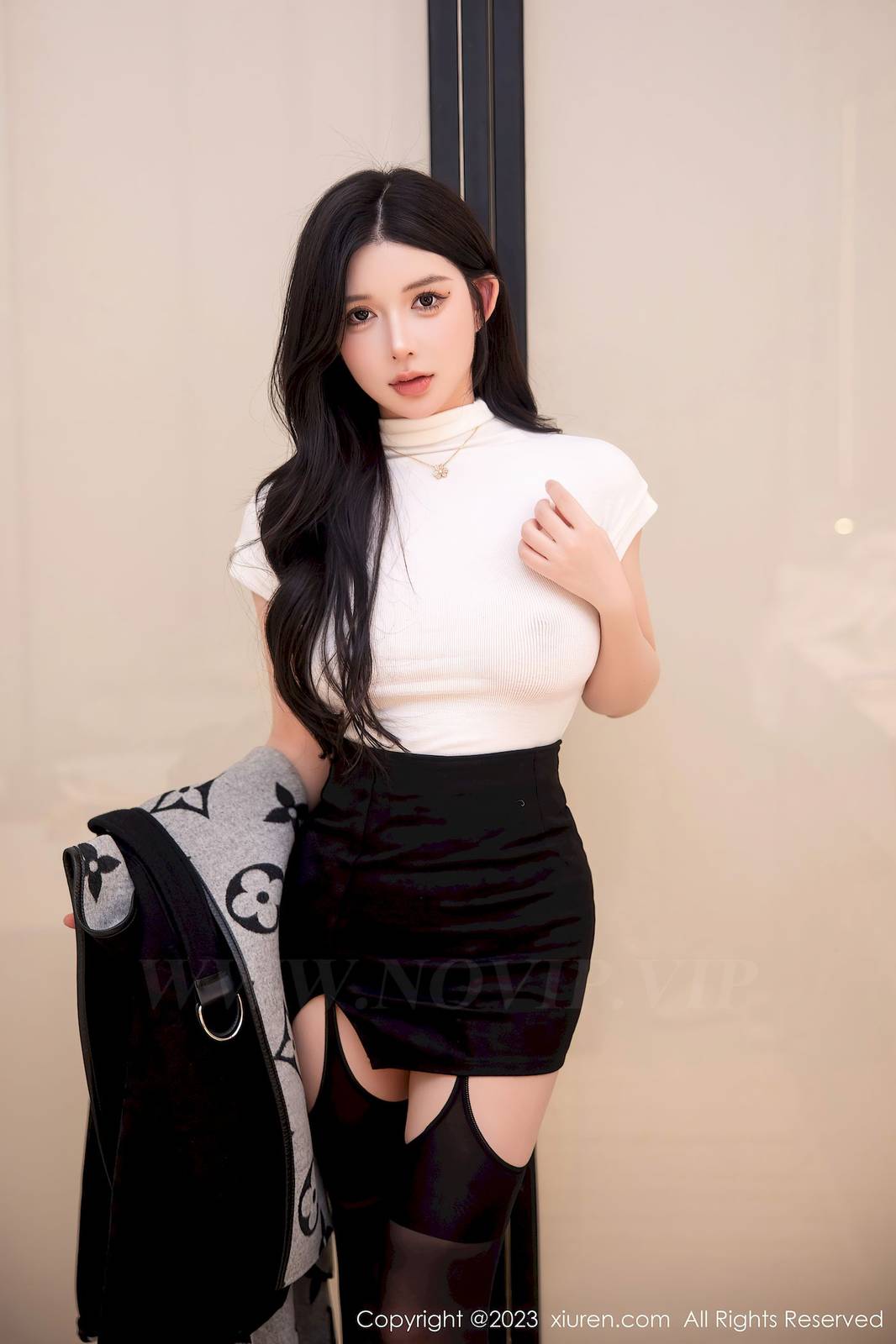 秀人网新人模特林珊珊深色外衣搭配黑色短裙性感写真-19