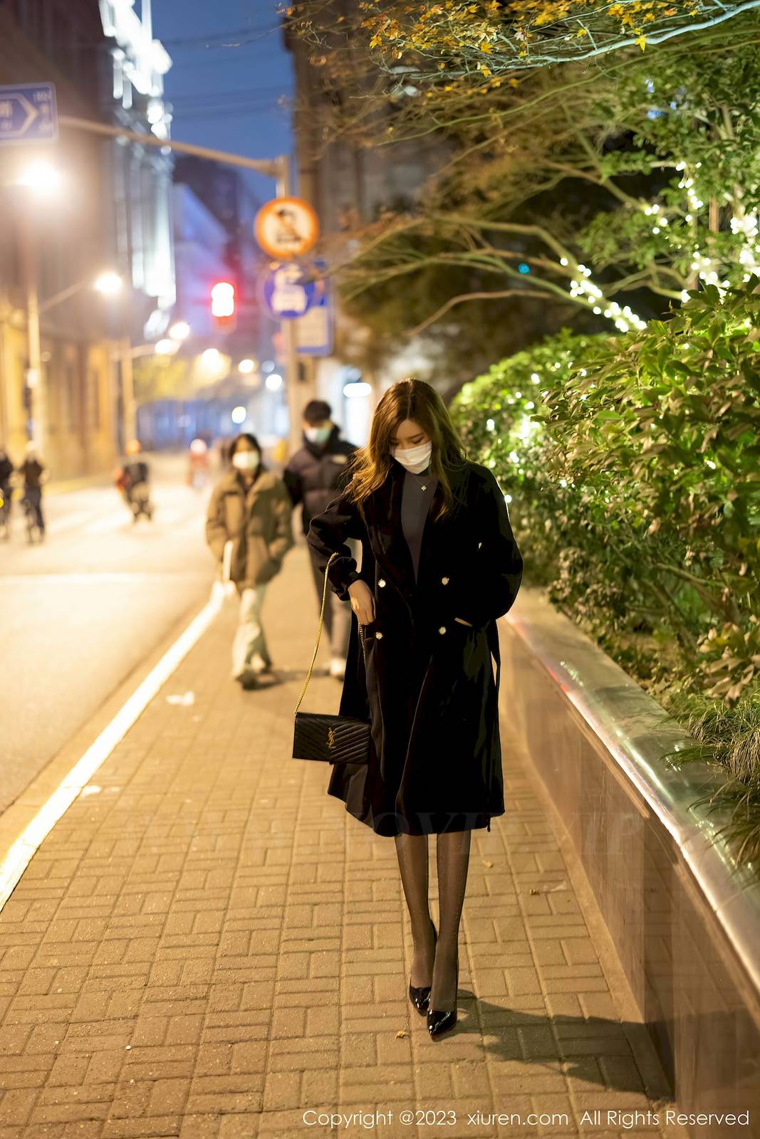 秀人网性感女神绮里嘉ula深灰上衣搭配黑色短裙江浙沪旅拍