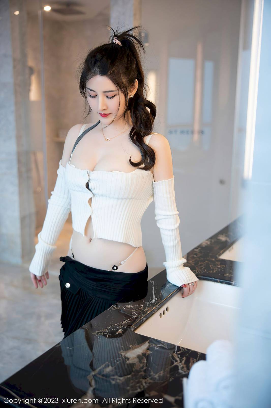 秀人网美女模特陈诗诗kiki白色露肩上衣搭配黑色短裙写真-11