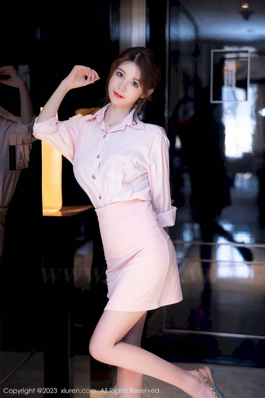 秀人网美女模特yoo优优粉色上衣搭配粉色短裙性感写真