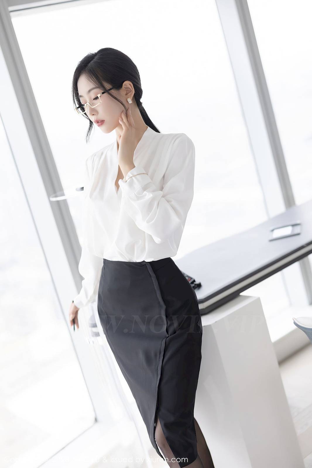 语画界美女模特苏苏阿职业装OL服饰绝美姿态性感写真-9